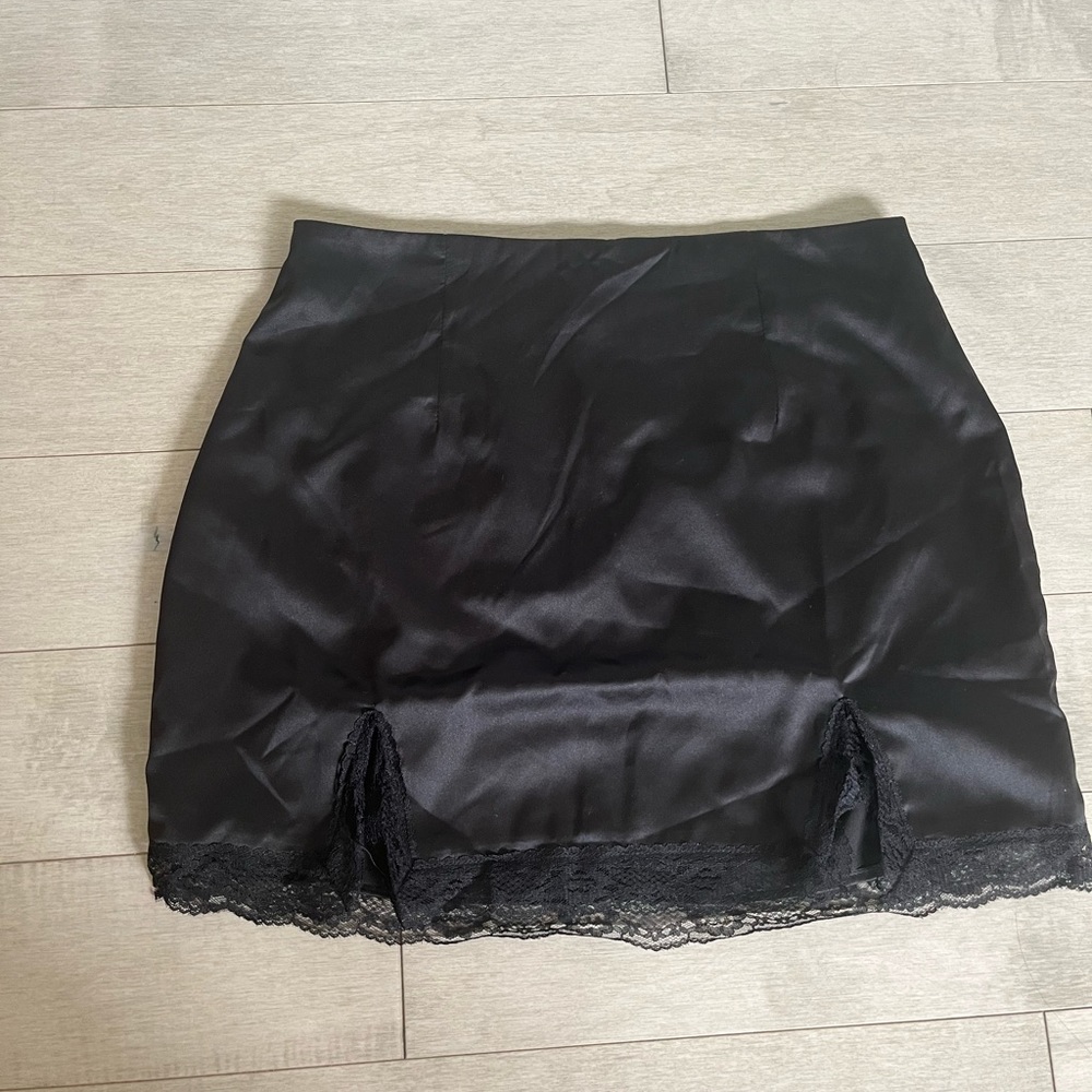 Brand new REVOLVE (Superdown) black silk skirt (sM)